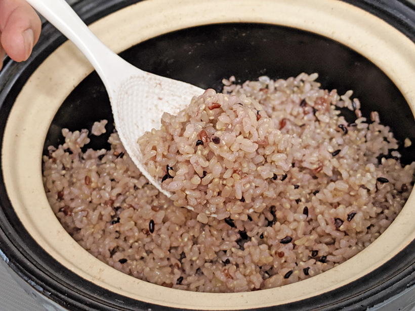 玄米に古代米を入れて土鍋で炊飯