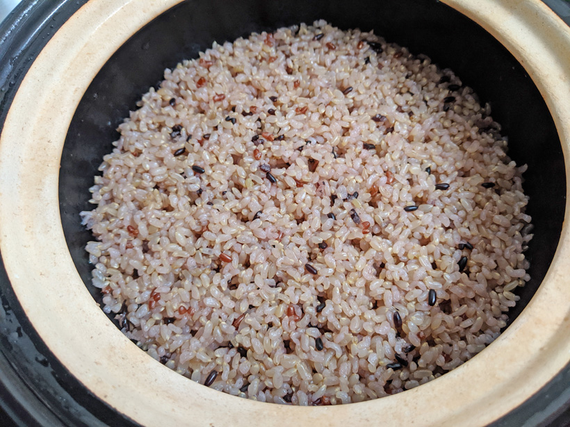 玄米に古代米を入れて土鍋で炊飯